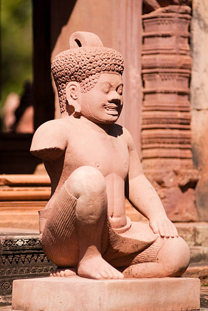 templo banteay srei - stone statue animal imitation asia - fotografias e filmes do acervo