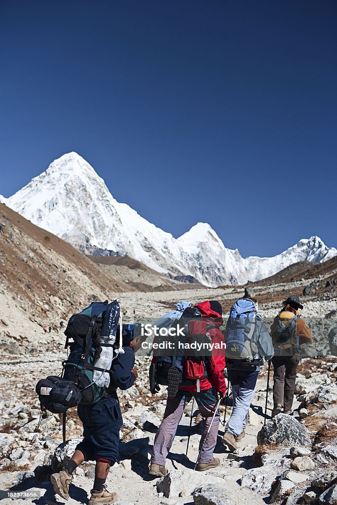 ヒマラヤ山脈のトレッキング - 4人のロイヤリティフリーストックフォト
