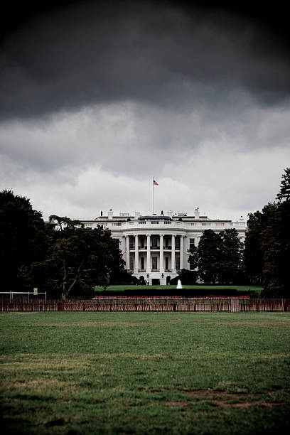 буря на белый дом - washington dc monument sky cloudscape стоковые фото и изображения