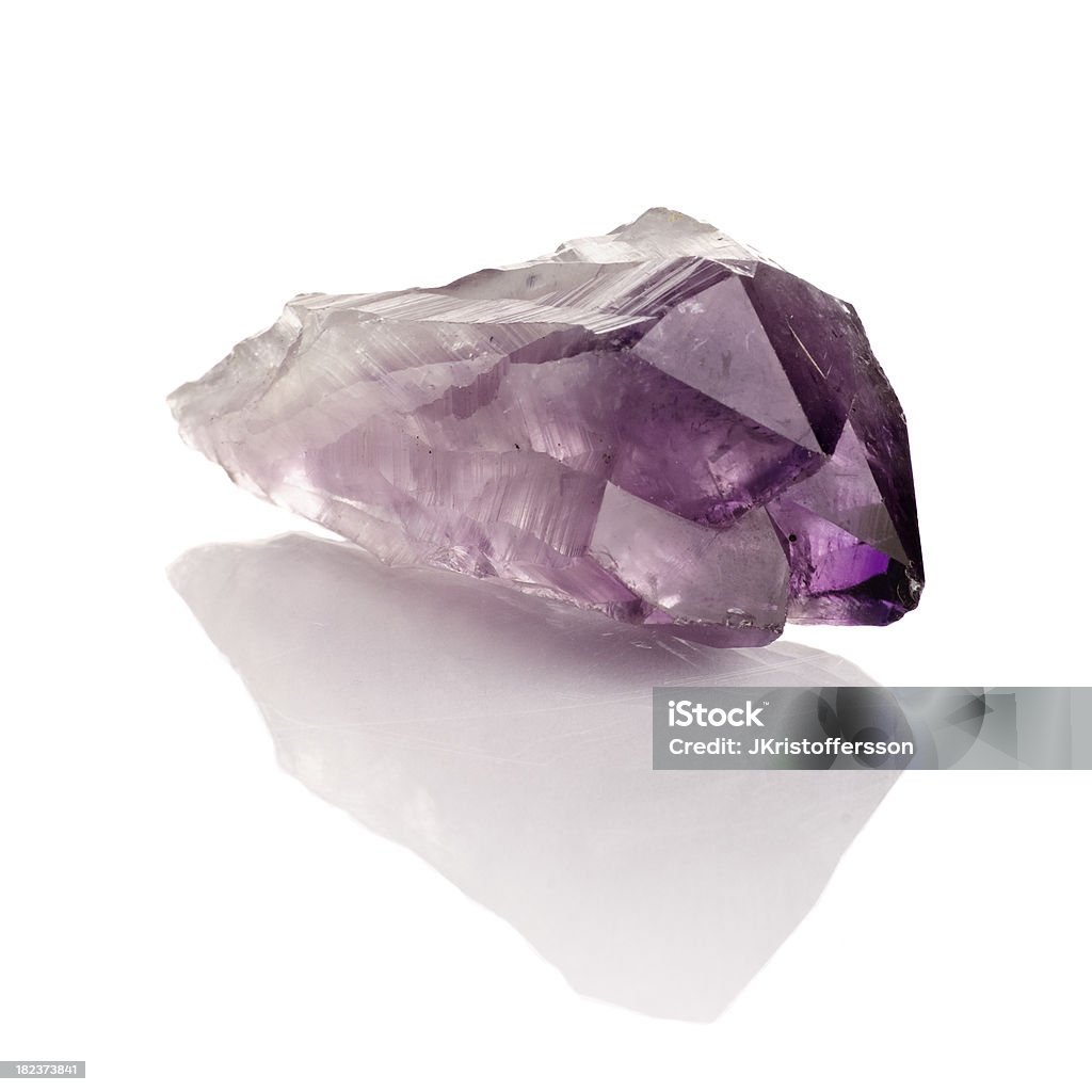 Reflector de cristal Amethyst en superficie - Foto de stock de Curación con cristales libre de derechos