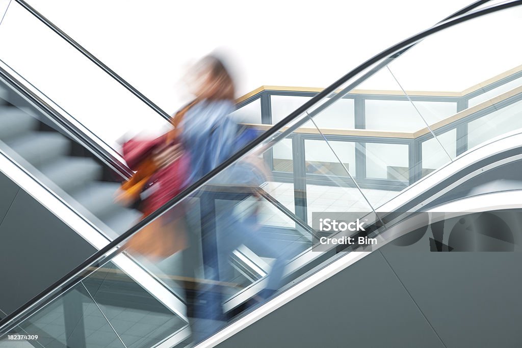 Junge Frau auf Rolltreppe - Lizenzfrei Abstrakt Stock-Foto