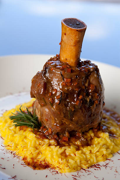 culinária italiana, osso buco alla milanese risoto de açafrão - osso buco veal shank cooked - fotografias e filmes do acervo