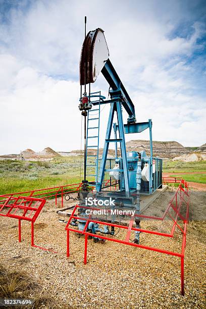 Black Gold Canadá Bomba De Petróleo Foto de stock y más banco de imágenes de Acero - Acero, Aire libre, Ajardinado