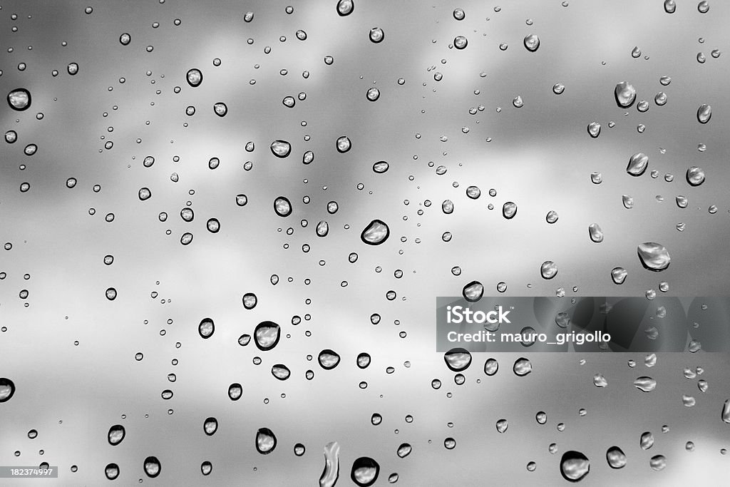 Gotas de lluvia en la ventana - Foto de stock de Agua libre de derechos
