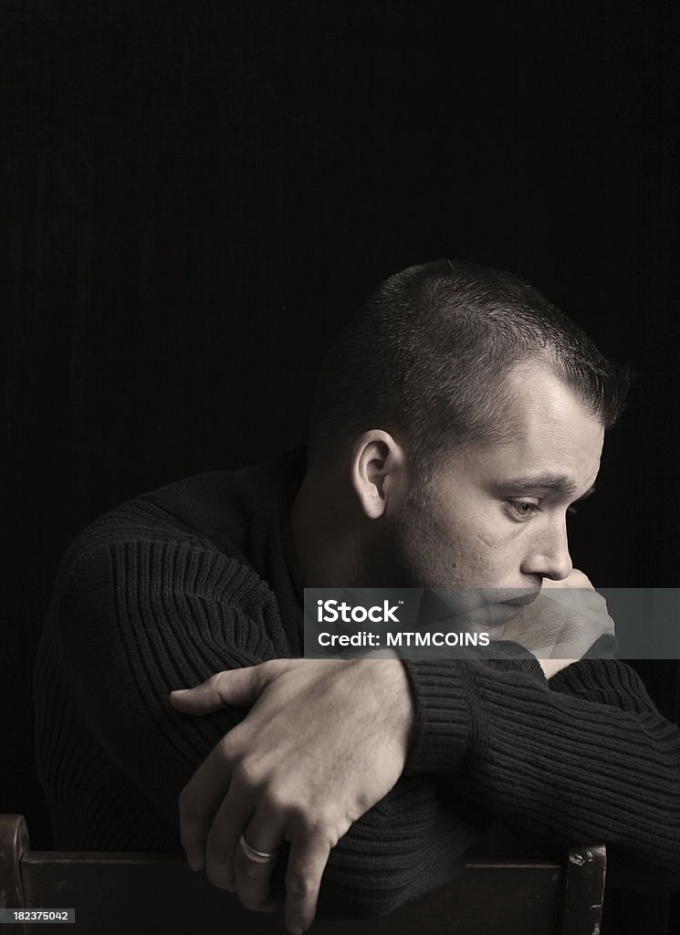 Uomo in depressione - Foto stock royalty-free di Adulto