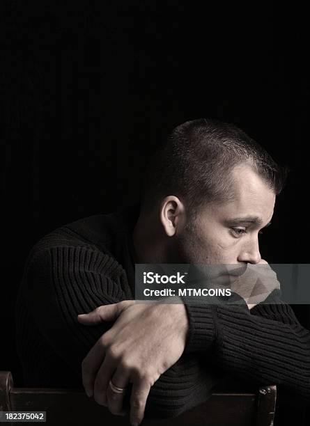 Uomo In Depressione - Fotografie stock e altre immagini di Adulto - Adulto, Affranto, Caucasico