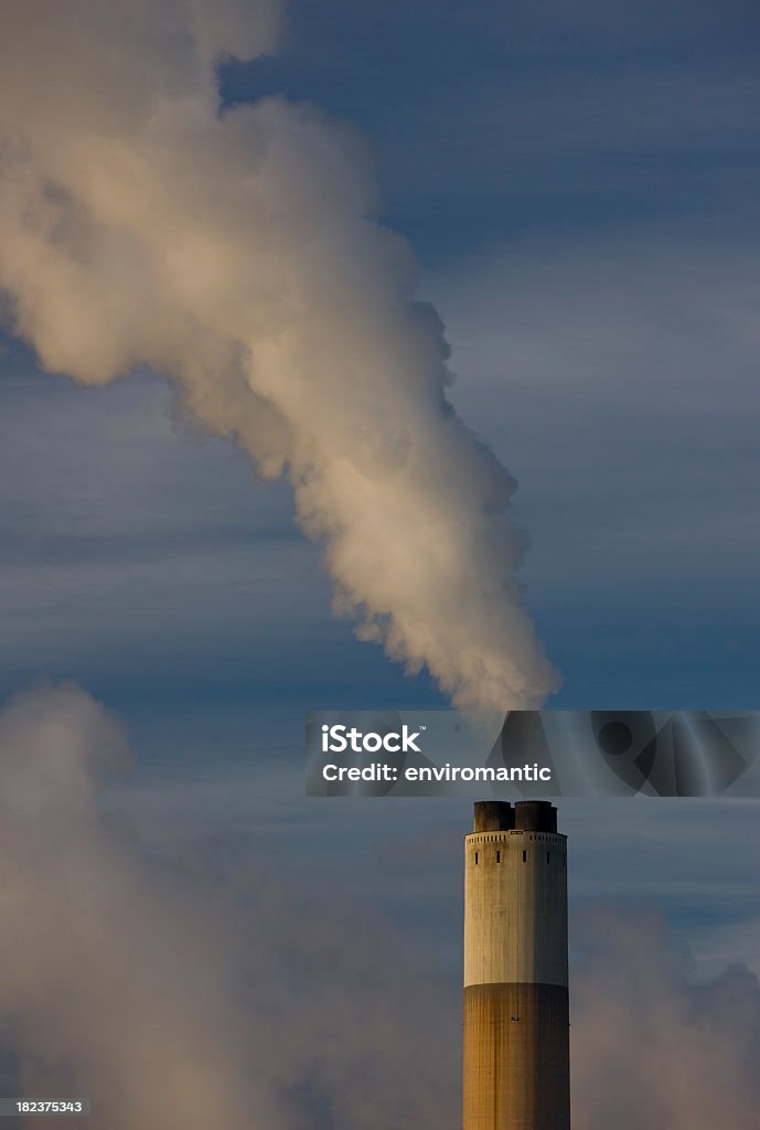 Chimney stack au charbon Impulsé power station. - Photo de Bleu libre de droits