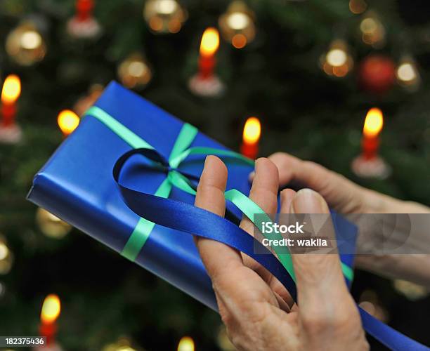 Azul Natal Presente Na Mão - Fotografias de stock e mais imagens de Abeto - Abeto, Abstrato, Agulha - Loja de Miudezas