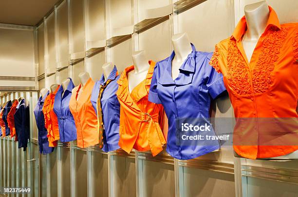 Padrões De Moda Brilhante As Novas Colecções De Camiseiros De Uso Feminino - Fotografias de stock e mais imagens de Azul