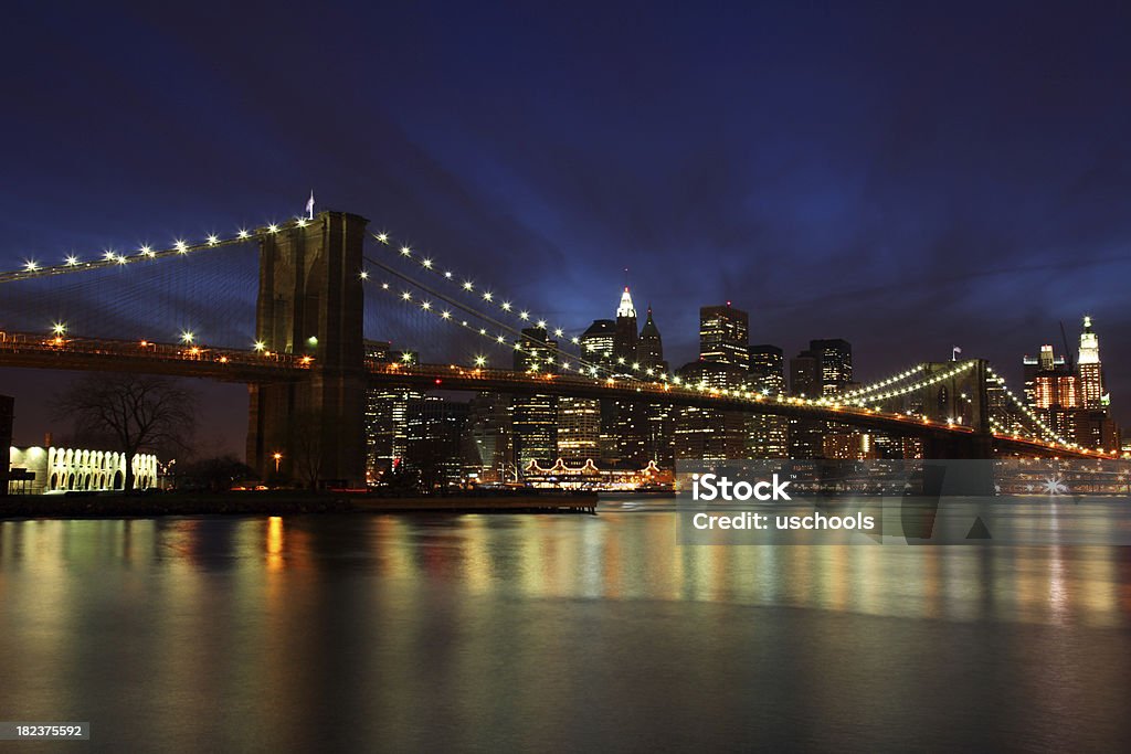 skyline di Brooklyn Bridge e Manhattan al crepuscolo, New York City - Foto stock royalty-free di Ambientazione esterna