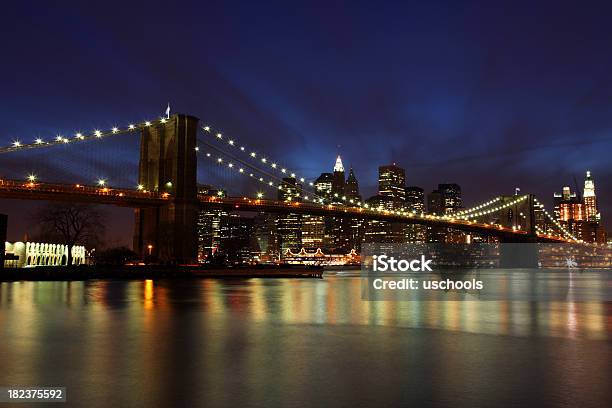 Skyline Di Brooklyn Bridge E Manhattan Al Crepuscolo New York City - Fotografie stock e altre immagini di Ambientazione esterna