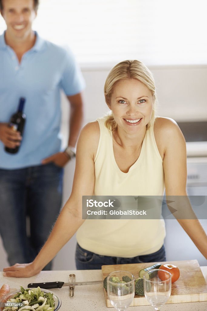 Femme souriant avec mari debout dans l'arrière-plan - Photo de 35-39 ans libre de droits