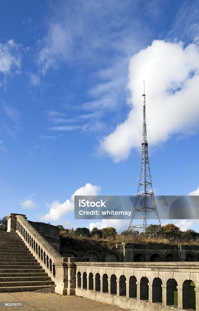 Ruines du vieux palais de cristal avec télévision Mât - Photo de Crystal Palace Park libre de droits