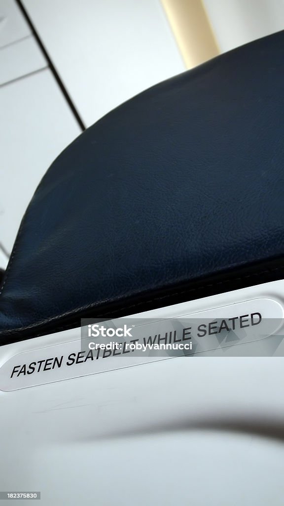 Ajustar cinturón de seguridad mientras esté sentado. - Foto de stock de Asiento de vehículo libre de derechos