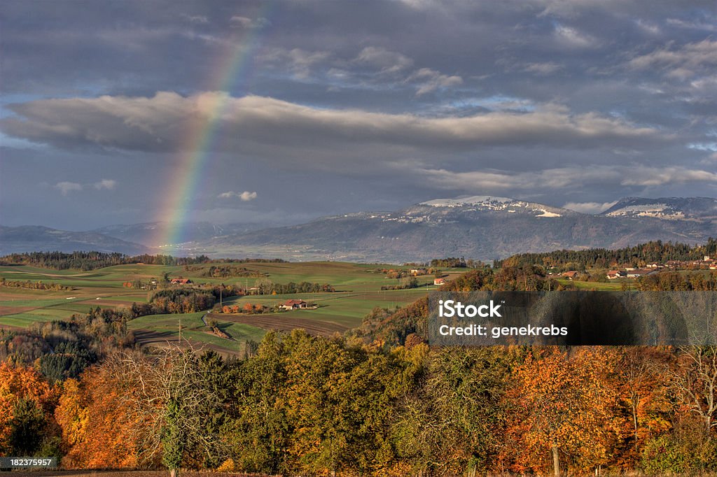 Piękna Tęcza nad Jura góry w Vaud. - Zbiór zdjęć royalty-free (Kanton Vaud)