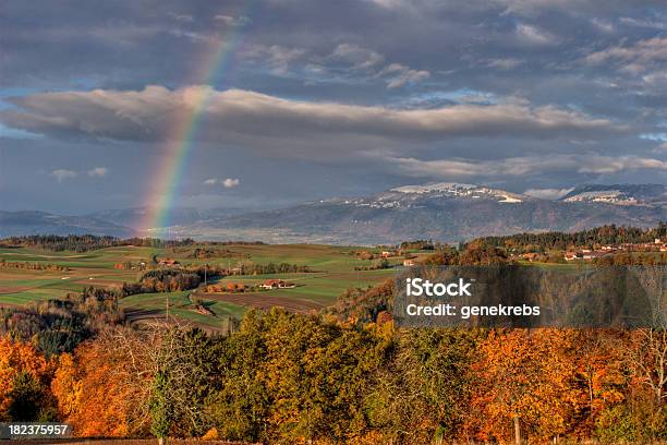 Piękna Tęcza Nad Jura Góry W Vaud - zdjęcia stockowe i więcej obrazów Kanton Vaud - Kanton Vaud, Tęcza, Bez ludzi