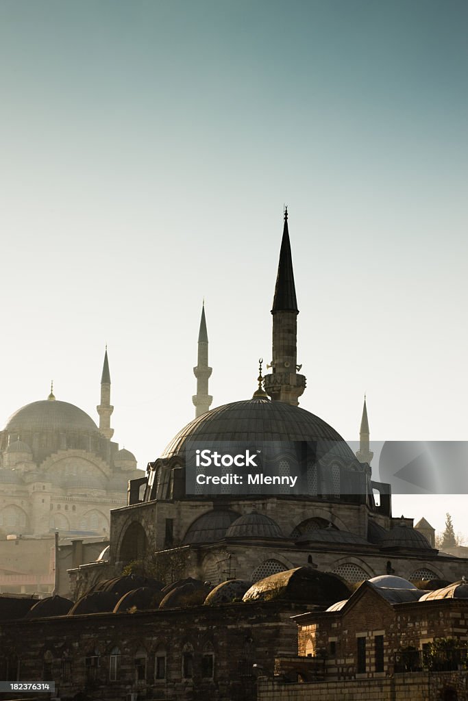 Mezquita islámicos y minarete - Foto de stock de Anochecer libre de derechos