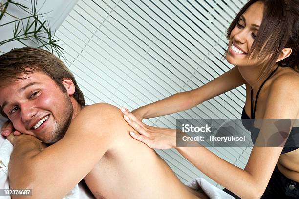 Feliz Pareja Con Hidromasaje Foto de stock y más banco de imágenes de Adolescencia - Adolescencia, Adulto, Adulto joven