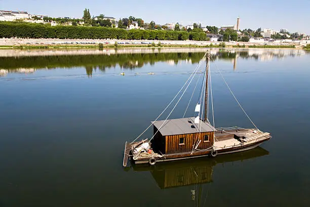 Typical Loire boat. In the background is Blois.Camera EOS 5D - processed from RAW - Adobe RGB - unsharpend.