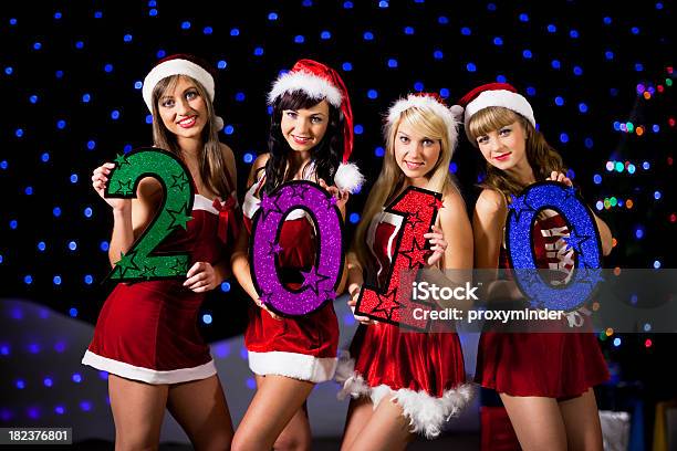 Sexy Santa Dziewczynas Przytrzymując Numery 2010 R - zdjęcia stockowe i więcej obrazów 2010