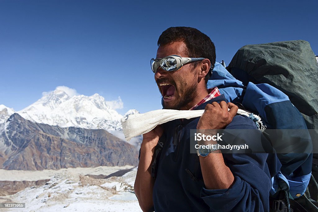 Nepali porter contra um fundo do Monte Everest - Royalty-free Monte Everest Foto de stock