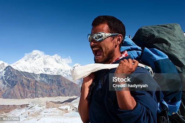 Nepali Porter Contra Um Fundo Do Monte Everest - Fotografias de stock e mais imagens de Monte Everest - Monte Everest, Sherpa, Ao Ar Livre