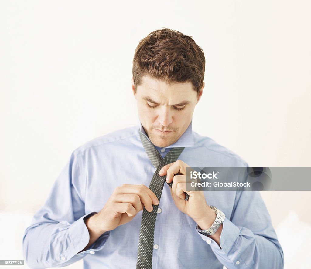 Счастливый бизнесмен регулировочный галстук - Стоковые фото 30-39 лет роялти-фри
