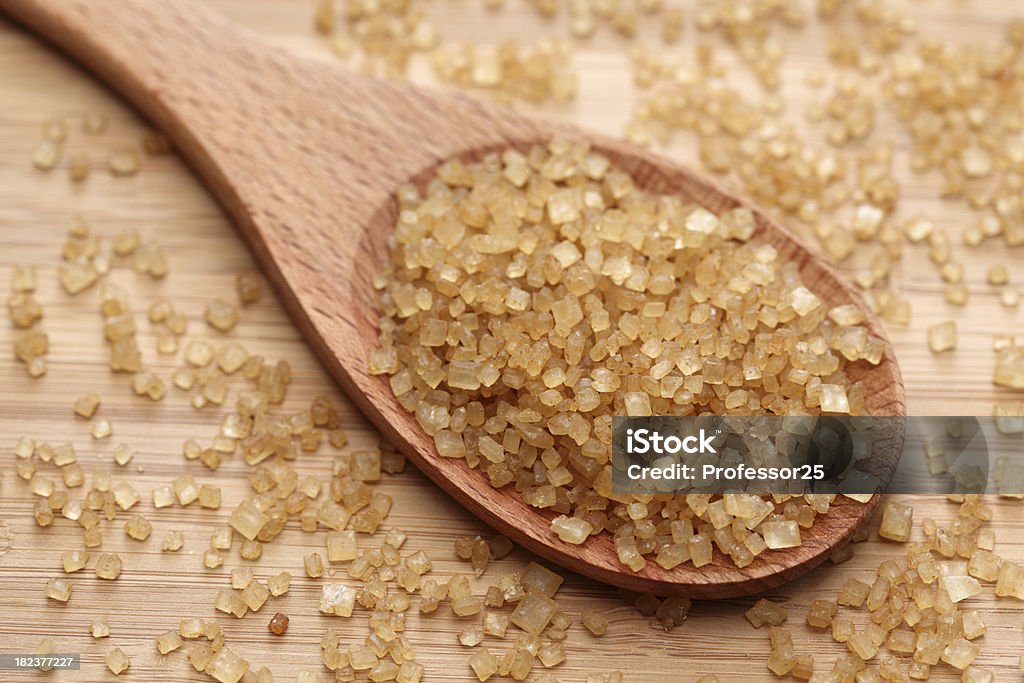 Sucre de canne brun dans une cuillère en bois - Photo de Aliment libre de droits