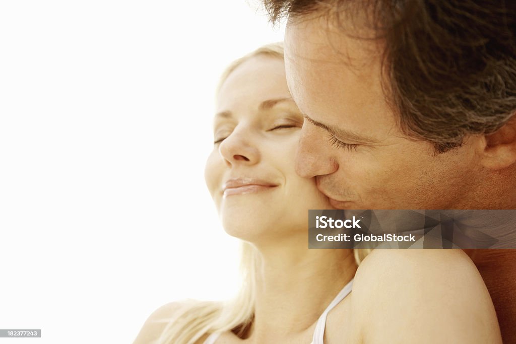 Hombre besando a su mujer madura - Foto de stock de 30-39 años libre de derechos