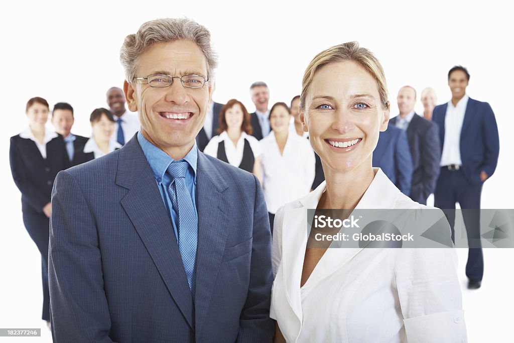 Homme d'affaires réussie et femme avec des collègues dans le dos - Photo de 20-24 ans libre de droits