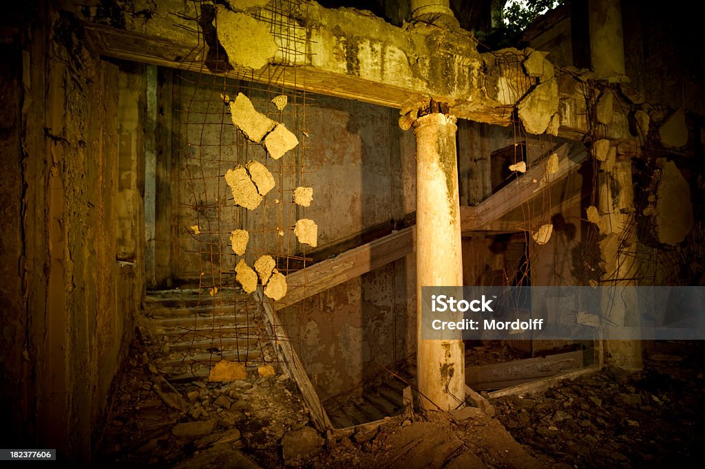 Stonefall en abandonado palace - Foto de stock de Abandonado libre de derechos