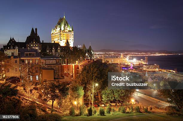 Старый Quebec City At Night — стоковые фотографии и другие картинки Архитектура - Архитектура, Без людей, Большой