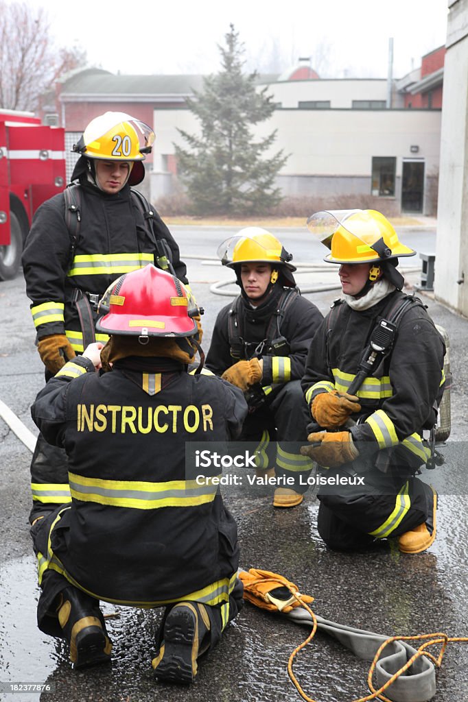 Bombeiros com instrutor - Foto de stock de Bombeiro royalty-free