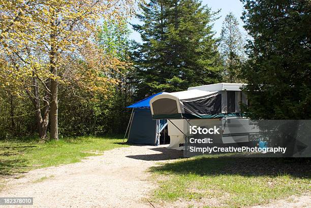 Carpa Tráiler Con Apantallado De Foto de stock y más banco de imágenes de Caravana extensible - Caravana extensible, Actividades recreativas, Aire libre