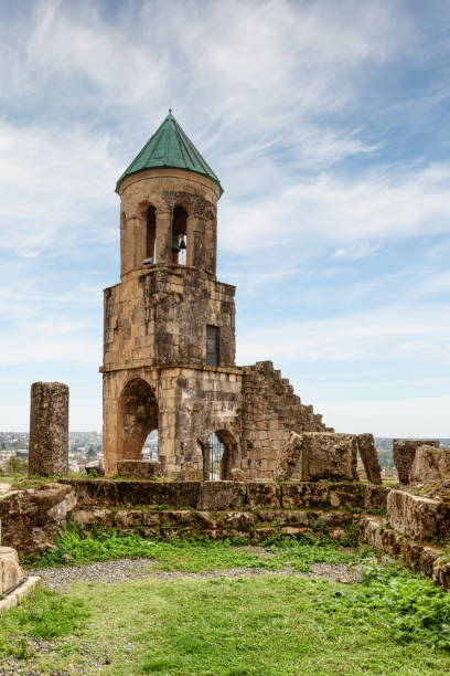 колокольня собора баграти в кутаиси, грузия - kutaisi стоковые фото и изображения