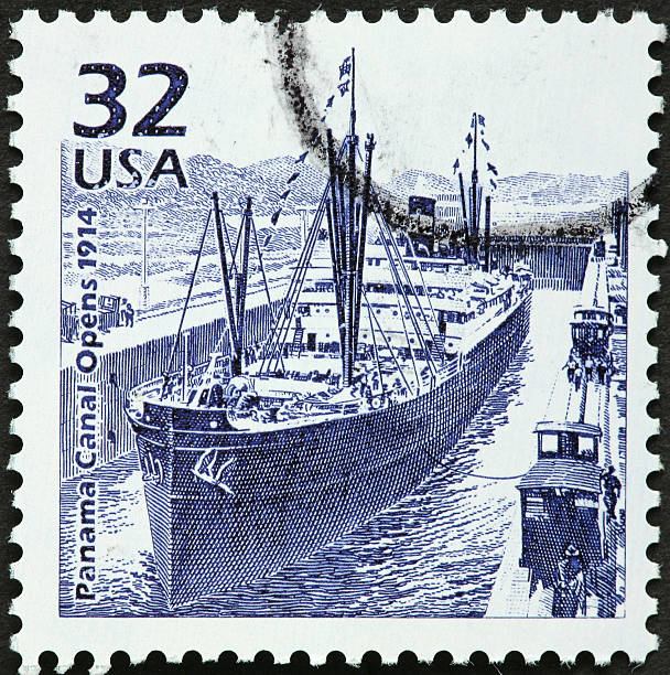 antiguo barco en el canal de panamá - panama canal panama postage stamp canal fotografías e imágenes de stock