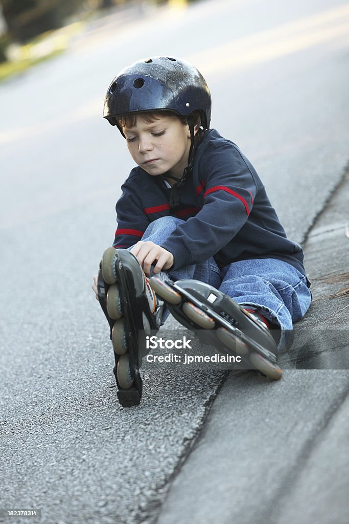 Giovane ragazzo Pattinaggio in linea - Foto stock royalty-free di Ambientazione esterna