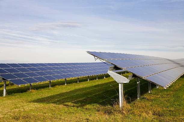 granja de energía solar en el campo - eos5d fotografías e imágenes de stock