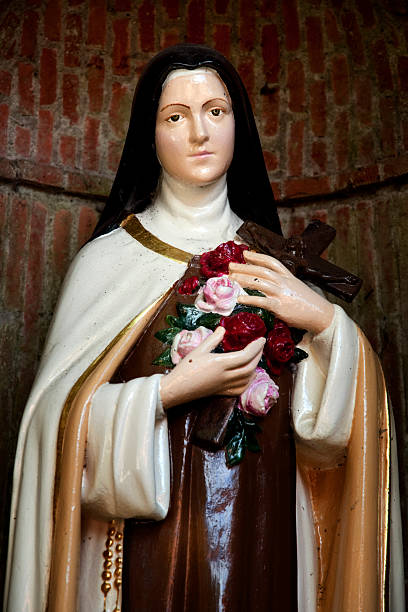 estátua de santa teresa no santuário, pouco walsingham - saint therese church - fotografias e filmes do acervo