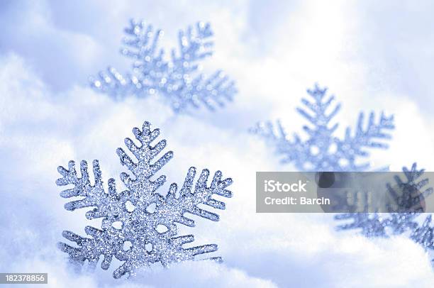 Snowflakes Background Foto de stock y más banco de imágenes de Abstracto - Abstracto, Adorno de navidad, Azul
