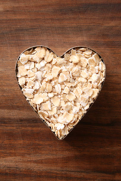 amoureux gruau d'avoine - oatmeal oat heart shape rolled oats photos et images de collection