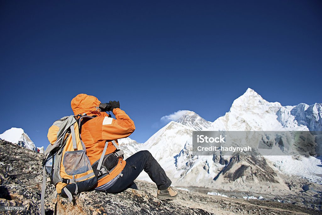 Femme regardant à travers les jumelles au Mont Everest - Photo de Escalade libre de droits