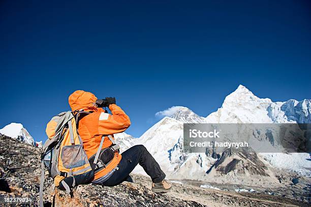 Photo libre de droit de Femme Regardant À Travers Les Jumelles Au Mont Everest banque d'images et plus d'images libres de droit de Escalade