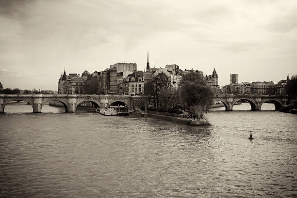 istock Île de la Cité in Paris 182379193