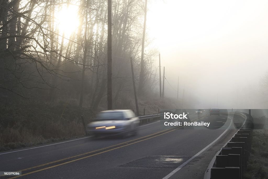 Вождение в Туман - Стоковые фото Автомобиль роялти-фри