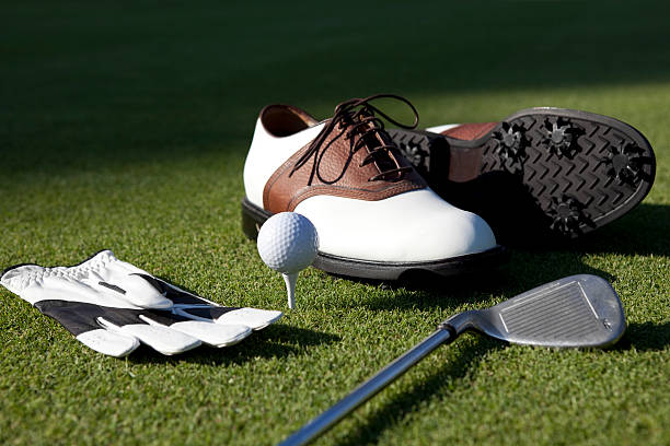 sapatos, luvas, bolas, club no gramado - golf club - fotografias e filmes do acervo