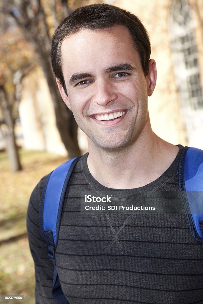 Счастливый мужской Студент университета Портрет студентов в школе - Стоковые фото 20-24 года роялти-фри