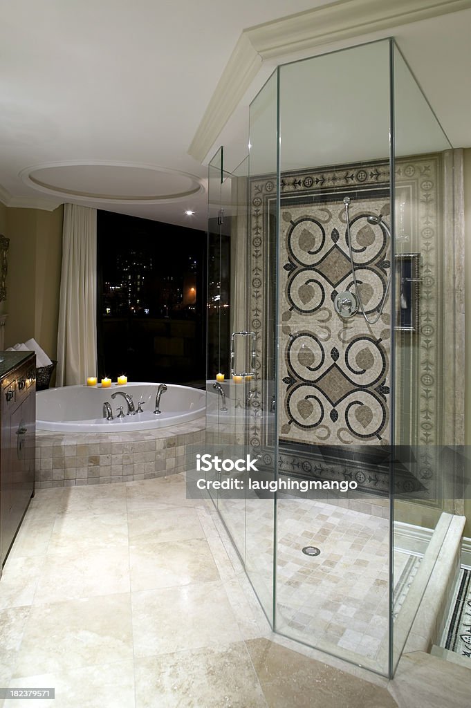 Роскошные современные апартаменты Особняк ванная комната с душем - Стоковые фото Архитектура роялти-фри