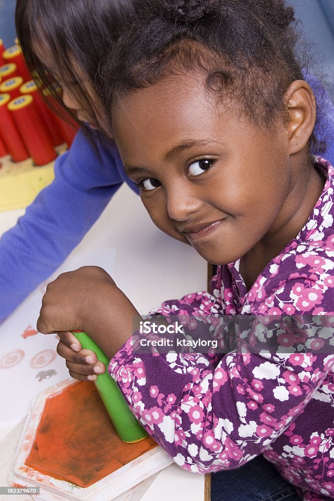 Linda niño pre-escolar con sello de caucho - Foto de stock de Africano-americano libre de derechos