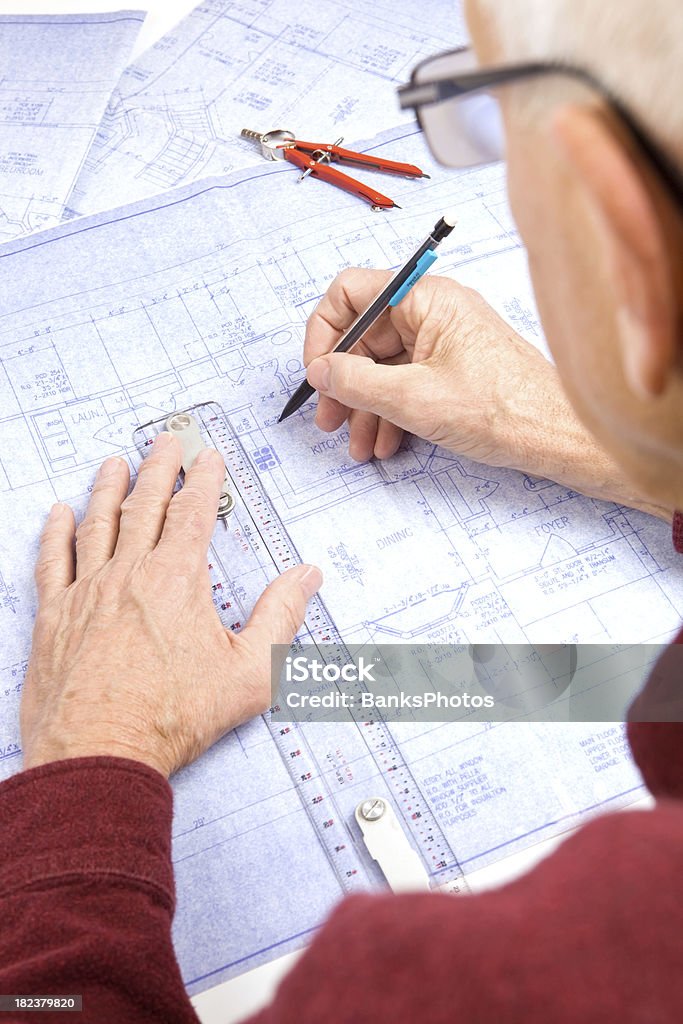 Arquitecto masculino de Mano agarrando portaminas en un bosquejo residencial - Foto de stock de Cianotipo - Plano libre de derechos